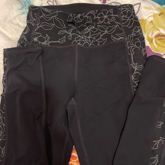 black floral leggings - Picture 2 of 3